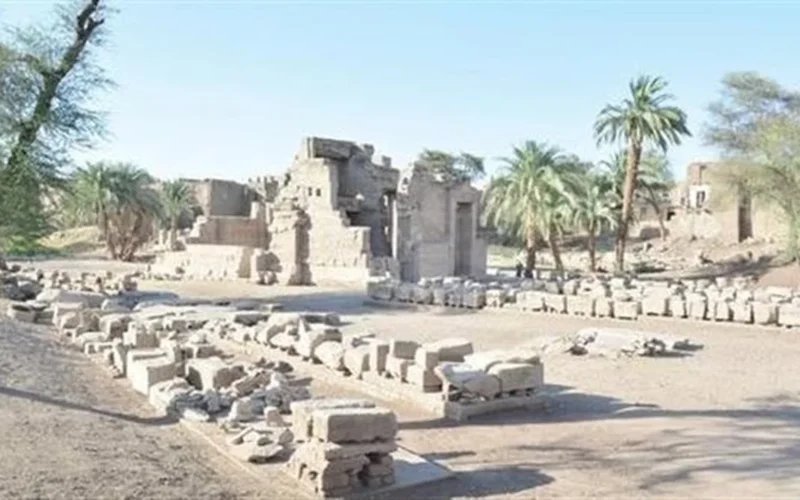 كنوز معبد منتو.. اكتشاف أثري جديد يزيح الستار عن قطع نادرة في الكرنك